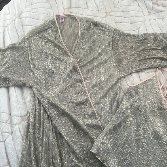 VS Sleep Top & Robe set - Picture 3 of 6